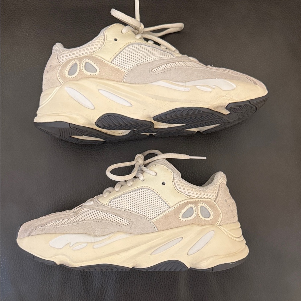 Yeezy Kids Cream/Beige Low-Top Sneakers